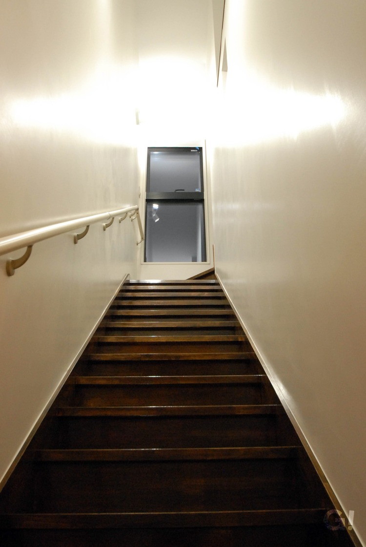 白い手すりが安心＆安全に上り下りを誘導してくれるシンプルモダンな階段