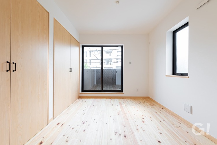 『無垢材の床は1年を通して快適な足元を保ってくれるシンプルモダンな洋室』の写真