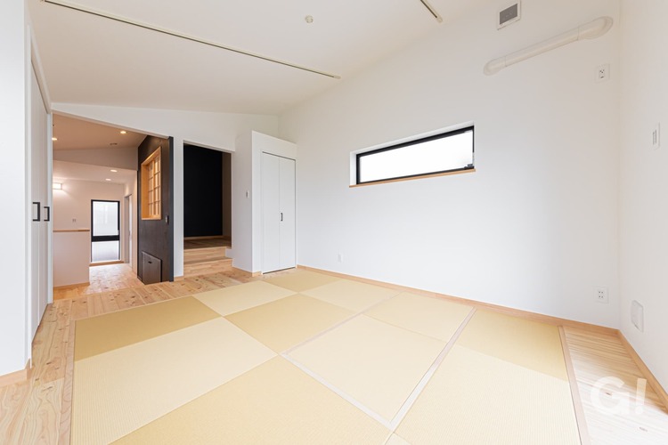 『市松模様が美しい琉球畳が広がるシンプルモダンな和室』の写真