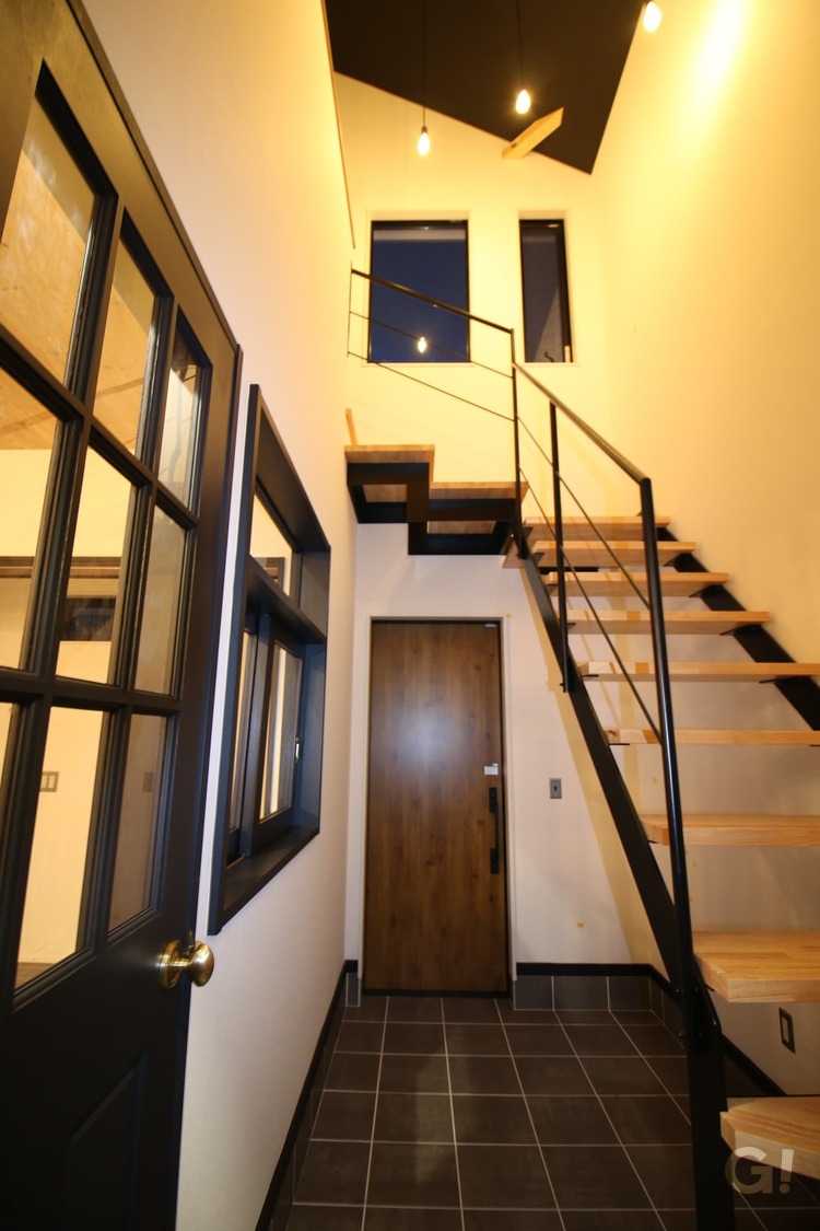『光と風が優しく通り抜けるストリップ階段がアクセント！シンプルモダンな玄関』の写真