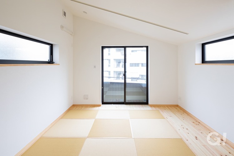 『優しさあふれ市松模様がお洒落な琉球畳が美しいシンプルモダンなリビング』の写真