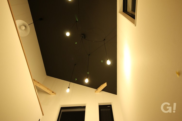 『まるで夜空で光り輝く星のような灯りが美しいシンプルモダンな2階ホール』の写真