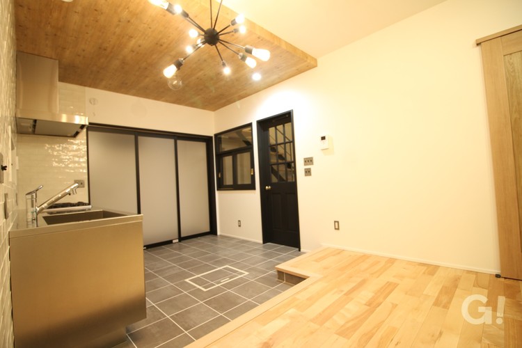 『かっこいい収納空間もプラスされた家事動線のいいシンプルモダンなキッチン』の写真