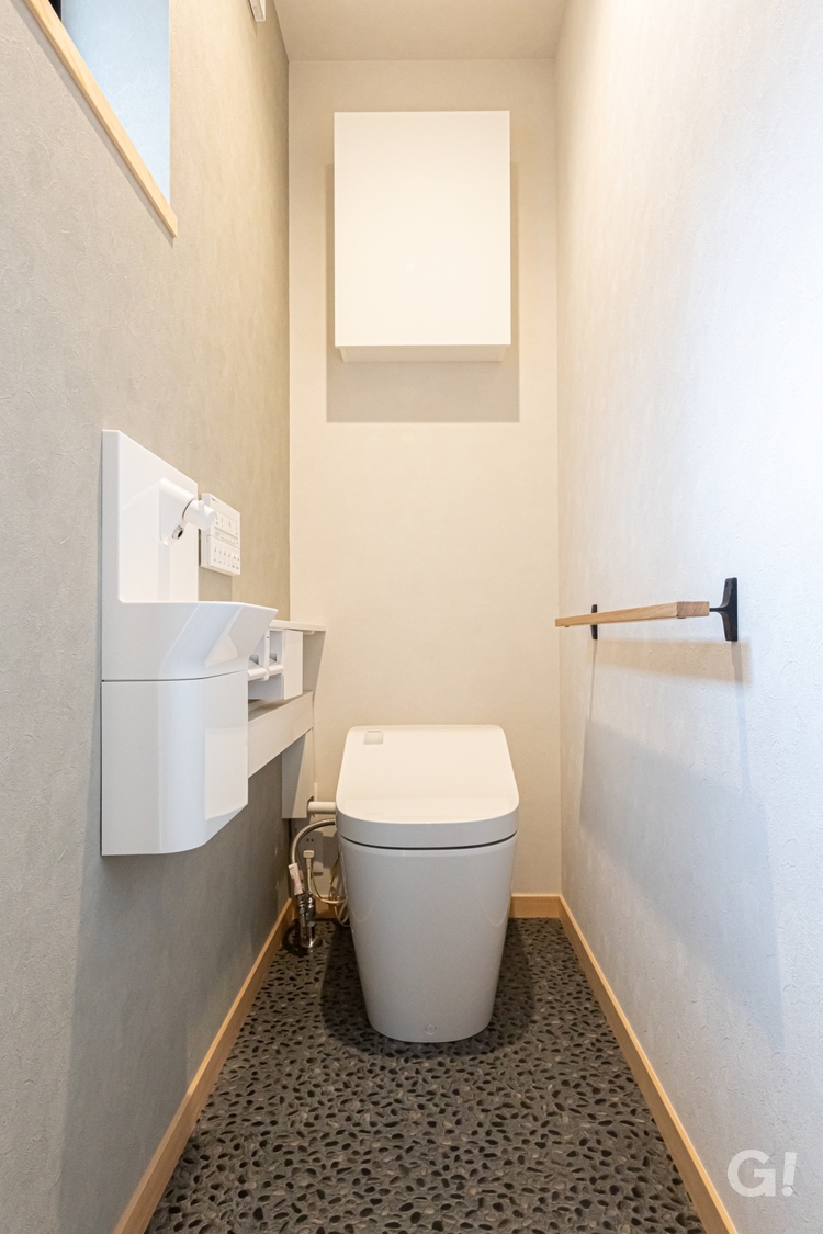 石畳の床が個性的で美しい！いつ使用してもホッと癒されるシンプルモダンなトイレ