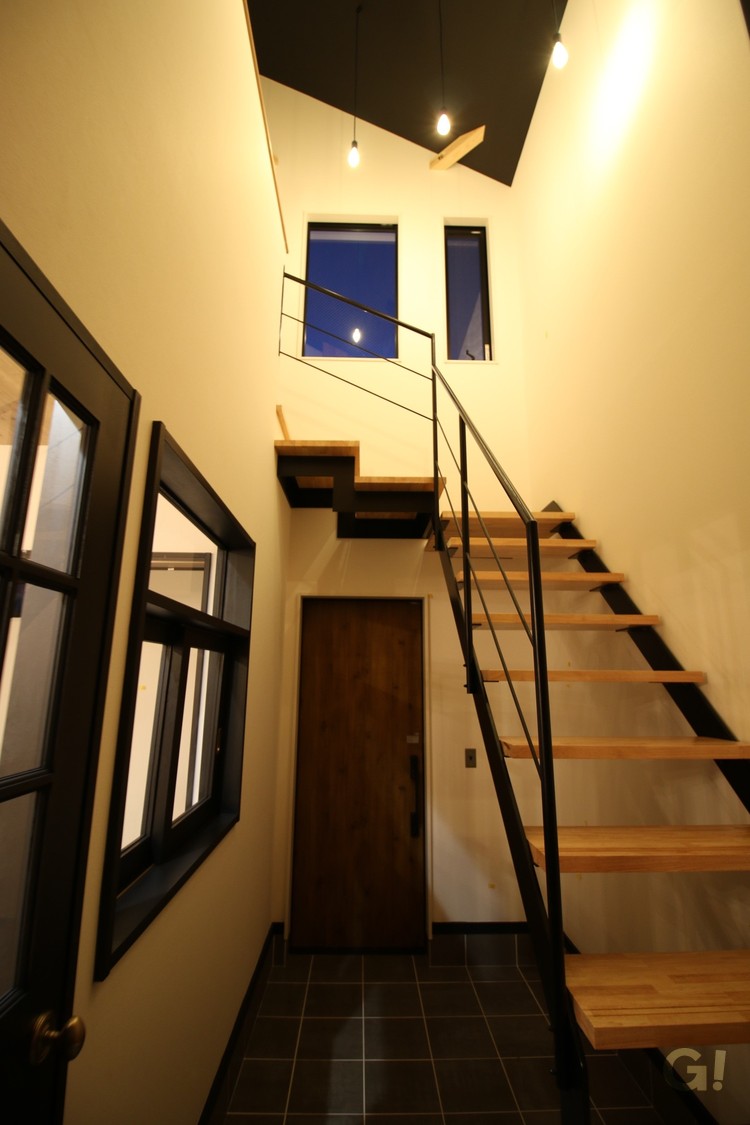 『開放感のある空間が広がる！モノトーンで大人かっこいいシンプルモダンな階段ホール』の写真