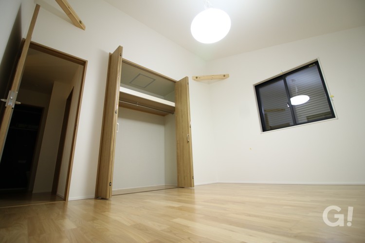 木製扉のクローゼットで美しく収納！優しい雰囲気のシンプルモダンな洋室