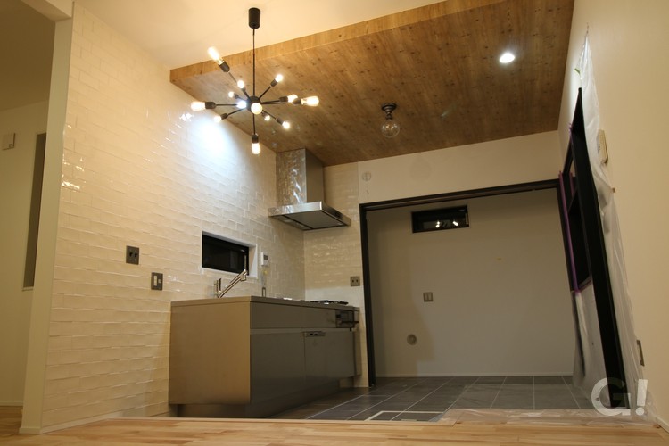 『かっこいいカフェのような雰囲気！大容量収納空間へと繋がるシンプルモダンなキッチン』の写真