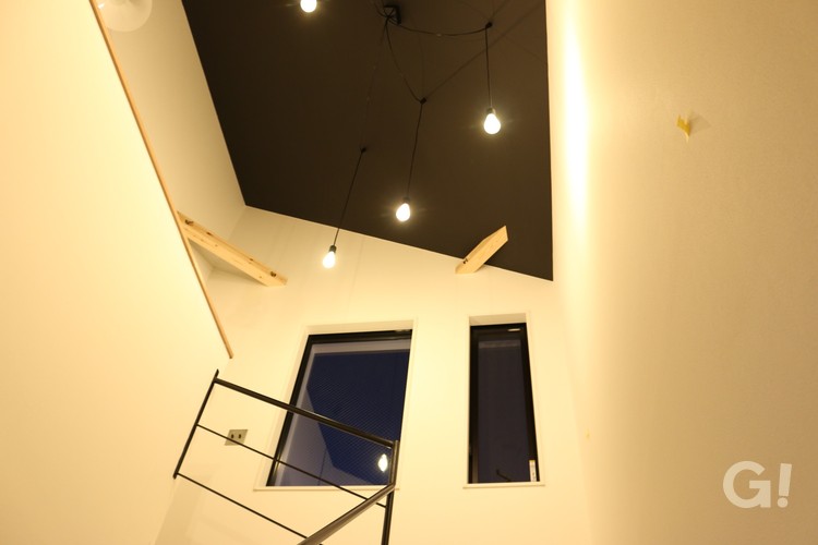 『かっこいい黒の天井で星のように光り輝く照明が美しい◎シンプルモダンな階段ホール』の写真