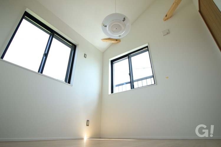 『黒い窓枠がカッコ良く空間のアクセント！居心地のいいシンプルモダンな洋室』の写真