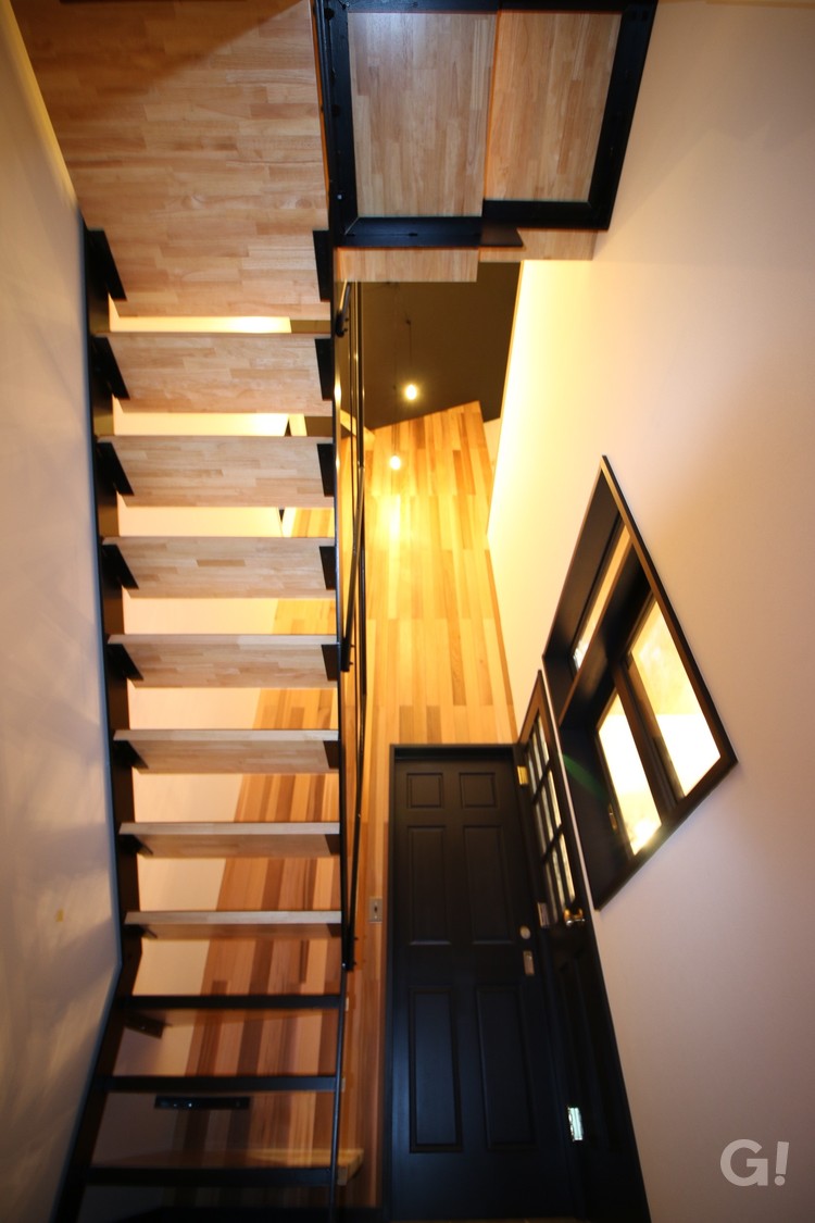 光や風が通り抜ける！かっこいい＆快適なストリップ階段がいいシンプルモダンな玄関ホール