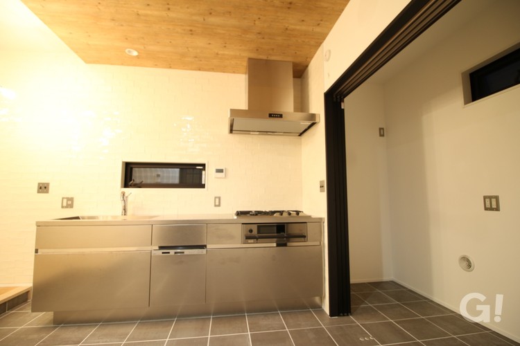 『壁付け＆ステンレス製でカッコいい◎大容量収納スペースにも繋がるシンプルモダンなキッチン』の写真