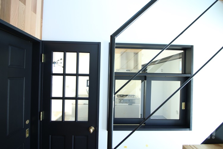 『ホワイトXブラックのモノトーンがかっこいい！室内窓でLDKと繋がるシンプルモダンな玄関ホール』の写真