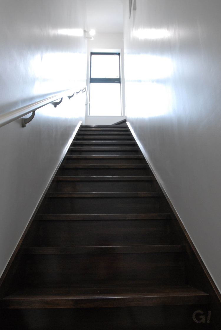 『アンティーク材料のような素材の良さが伝わるシンプルモダンな階段』の写真