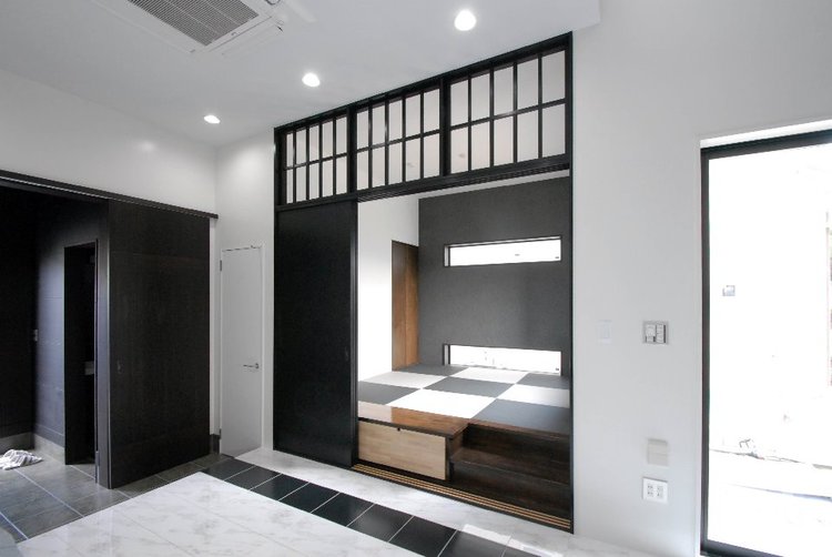 『扉を閉めればカッコいい和室！シンプルモダンな小上がり畳』の写真