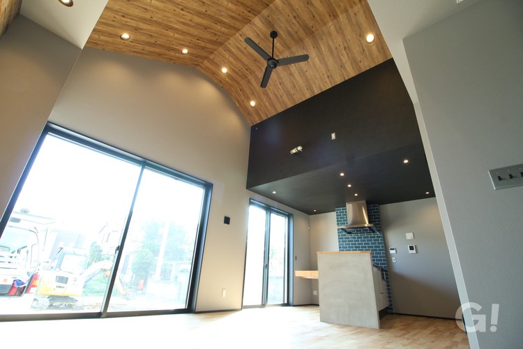職人技の光る個性的な板張り天井がかっこいいカルフォルニア風LDK