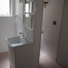 白で統一され繊細で上品な空間がかっこいいシンプルな洗面所