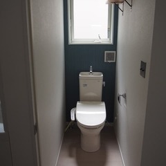 深みのあるダークブルーがお洒落でかっこいい！北欧スタイルのトイレ