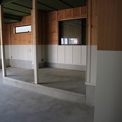 木の質感あふれる壁がカッコ良さに優しさをプラス！インダストリアルなインナーガレージ