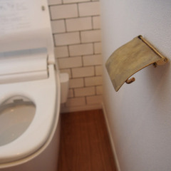 アンティーク調のペーパーホルダーがカッコいい！繊細で上品なシンプルモダンなトイレ