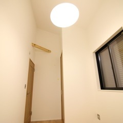 まん丸照明でユニークな印象を与えてくれるシンプルモダンな2階ホール