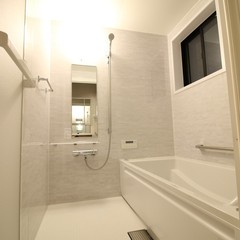 清潔感溢れる真っ白なバスルーム