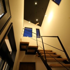 アイアン手すりがカッコいい天井まであるストリップ階段