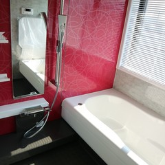 Happyな気分になれるユニークな素材を生かした浴室