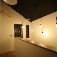 黒い天井でかっこいい！ペンダントライトが美しく光り輝くシンプルモダンな2階ホール