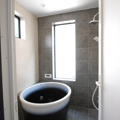 お洒落な空間とユニークなカタチのバスタブに心弾むシンプルモダンな浴室