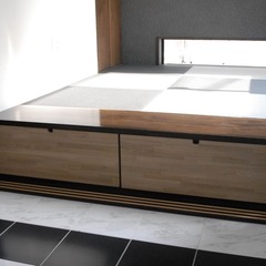 ベンチにもなる高さが嬉しい！収納機能も兼ね備えたシンプルモダンな小上がり畳