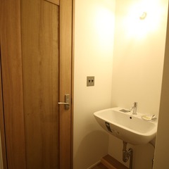 丸みのある洗面ボウルが美しく使い勝手もいいナチュラルな洗面所