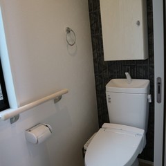 ユニークな素材が無機質でかっこいい！インダストリアなトイレ