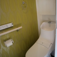 マスタードカラーの個性的な模様が癒しを与えてくれる北欧スタイルのトイレ