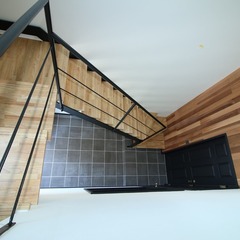 木X黒で優しさとカッコ良さを演出したシンプルモダンな階段ホール