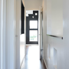 白X黒でカッコいい！自然光が差し込みお部屋まで誘導してくれるシンプルモダンな廊下