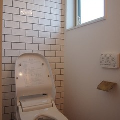白で艶のあるサブウェイタイルが個性的で美しい！シンプルモダンなトイレ