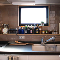 レトロでカフェ風のおしゃれな壁付けキッチン