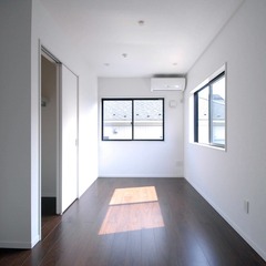 日当たり良好が嬉しい！使い勝手も良くかっこいいシンプルな洋室