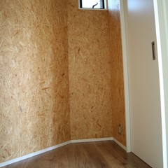 ユニークな素材のクロスが一際目を惹く優しさ伝わるシンプルモダンな納戸