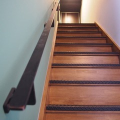 上り下りを安全に誘導してくれる黒アイアン手すりがカッコいい！アメリカン住宅の階段