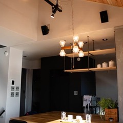 カフェのように居心地の良い時間を過ごせるシンプルモダンなダイニング