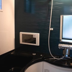白X黒でかっこいい！防水テレビ付きで至福のひとときが過ごせるシンプルな浴室