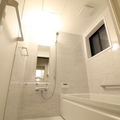 シャビーシックでリラックスした気持ちになれるシンプルモダンな浴室