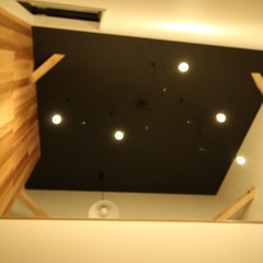 吹き抜けの天井がかっこいい開放感ある空間