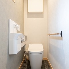 シックな色合いの石床がかっこいいシンプルモダンなトイレ