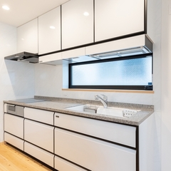 白×黒でデザインした清潔感あふれるこだわりのキッチン