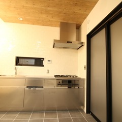 存在感のあるステンレスがかっこいい！大容量収納スペースへと繋がるシンプルモダンなキッチン