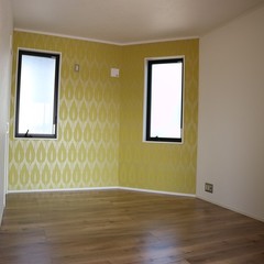 ユニークな柄で暖かみあふれる北欧スタイルの洋室