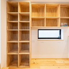 BOX型の造作棚で見せる収納を楽しめるシンプルモダンなホール