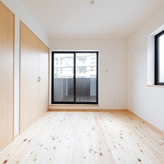 無垢材の床は1年を通して快適な足元を保ってくれるシンプルモダンな洋室